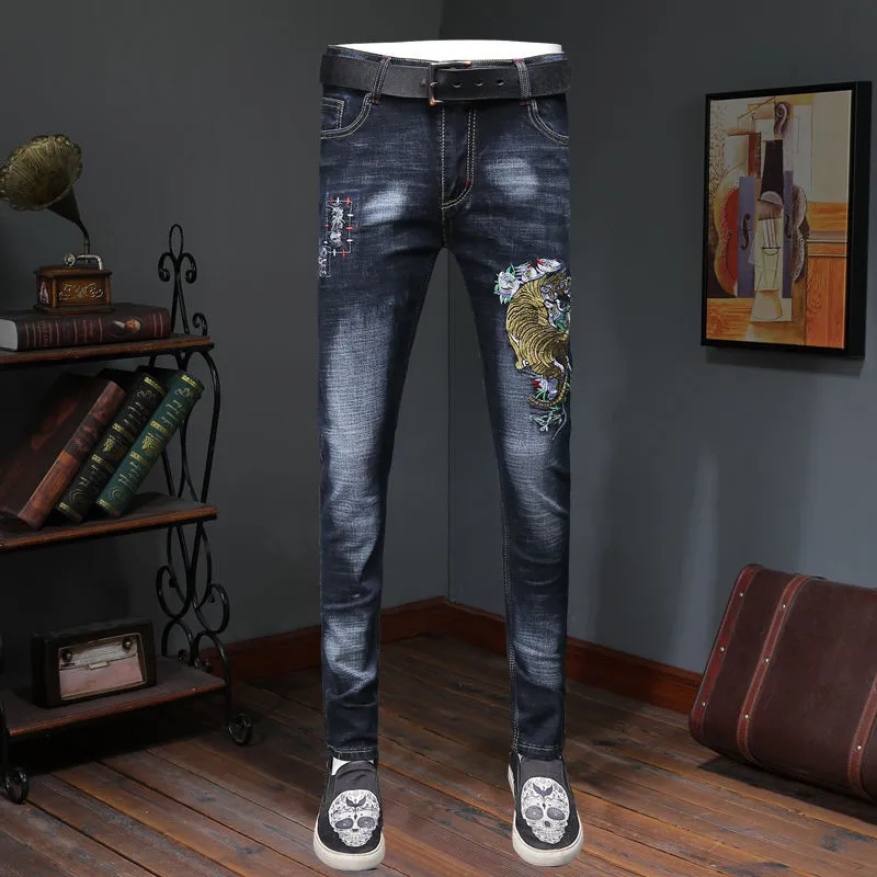 Молодежные мужские джинсы с вышивкой тигром, мужские брюки с дырочками для маленьких ног, студенческие тонкие стрейчевые брюки с вышивкой demin men jeans