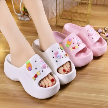 Новые тапочки Модная Корейская версия на платформе, увеличивающая женскую обувь на танкетке, Мультяшные милые уличные шлепанцы, слайды 2023