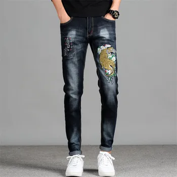 Молодежные мужские джинсы с вышивкой тигром, мужские брюки с дырочками для маленьких ног, студенческие тонкие стрейчевые брюки с вышивкой demin men jeans